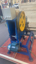 Cargar imagen en el visor de la galería, 16 mm Serrated Seals for Polyester Strap are made with machine of automatic counter