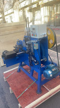 Cargar imagen en el visor de la galería, 16 mm Serrated Seals for Polyester Strap are made with machine of automatic counter