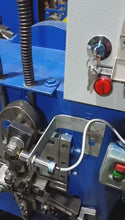 Cargar y reproducir el video en el visor de la galería, 16 mm Serrated Seals for Polyester Strap are made with machine of automatic counter