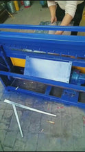 Carregar e reproduzir vídeo no visualizador da galeria, MA-SEMI-32 semi automatic machine for making steel strap clip 32 x 57 mm