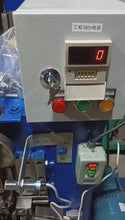 Cargar y reproducir el video en el visor de la galería, 16 mm Serrated Seals for Polyester Strap are made with machine of automatic counter