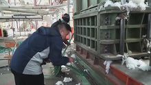 Загружайте и воспроизводите видео в средстве просмотра галереи Cotton bale  baling buckle making machine please contact Whatsapp: zjaska before order