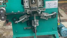 Загружайте и воспроизводите видео в средстве просмотра галереи Máquina de fabricação de clipes de cinta de aço com bobina de aço mais duro laminado a frio está sendo enviada para a Índ