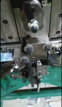 Carregar e reproduzir vídeo no visualizador da galeria, Máquina para fabricar clips de sellado con flejes de acero con logotipo en relieve para sello de acero de 3/4 '
