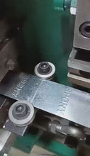 Загружайте и воспроизводите видео в средстве просмотра галереи Steel strapping seal clip making machine with logo embossed for 25 mm clip