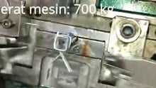 गैलरी व्यूवर में वीडियो लोड करें और चलाएं, Mesin untuk membuat gesper kawat bentuk persegi dari tali pengikat.mp4
