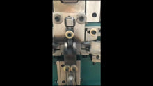 Carregar e reproduzir vídeo no visualizador da galeria, 13mm maszyna do robienia zacisków drutu do spinania.mp4
