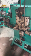 Load and play video in Gallery viewer, A máquina para fazer fivelas de cintas tecidas 13 mm
