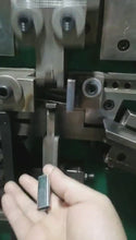 Carregar e reproduzir vídeo no visualizador da galeria, Çelik çemberin metal klipsleri için makine 32 mm
