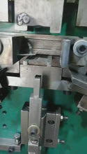 Load and play video in Gallery viewer, Çelik çemberin metal klipsleri için makine 32 mm
