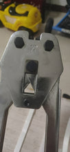 Carregar imagem no visualizador da galeria, PP Strapping tool with tensioner and sealer for recycled PP straps
